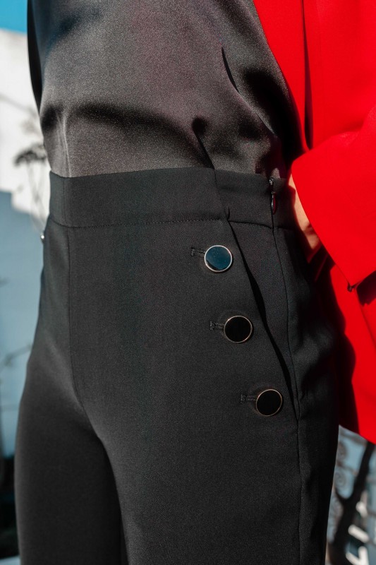 Détails du pantalon noir long, une pièce polyvalente.
