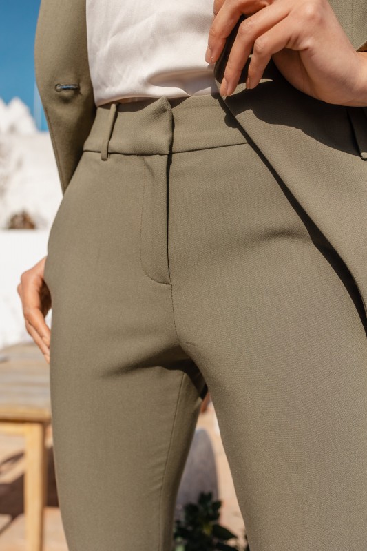 Détails du pantalon kaki de style tailleur, une pièce sophistiquée.