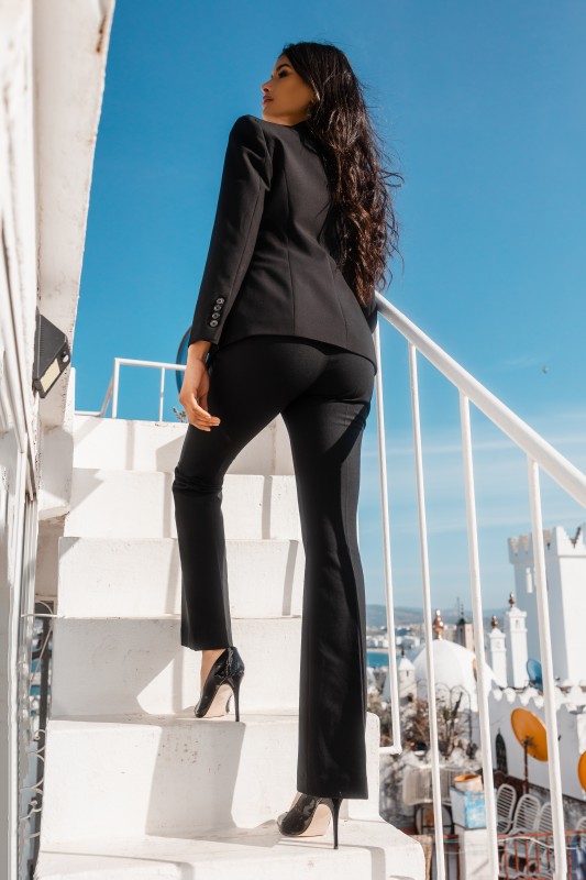 Détails du pantalon noir, une pièce polyvalente.