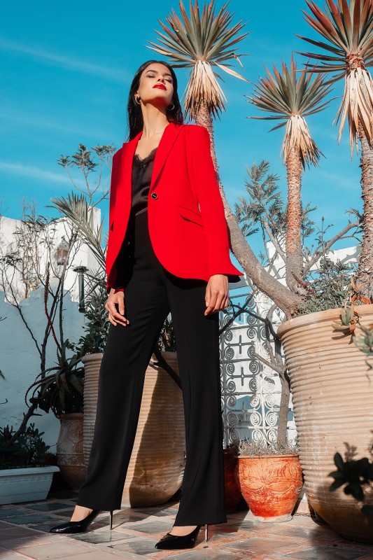 Pantalon noir long, idéal pour différentes occasions.