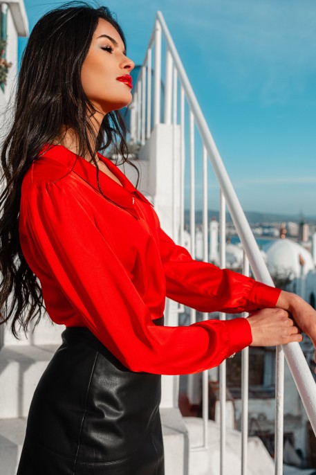 Chemise pour femme de couleur rouge clair : Une touche de couleur élégante.
