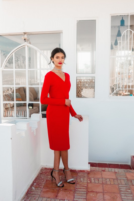 Une robe rouge pour femmes, une tenue qui exprime la confiance et la séduction.