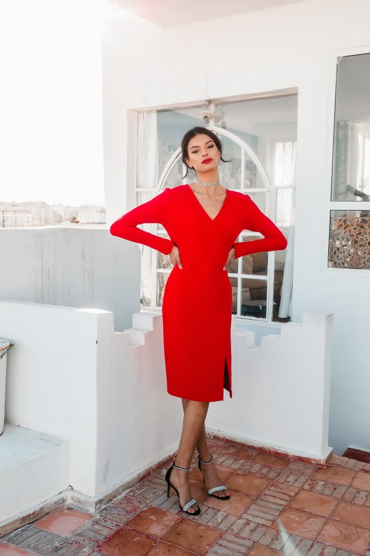 Robe en rouge, pour un look audacieux et chic.