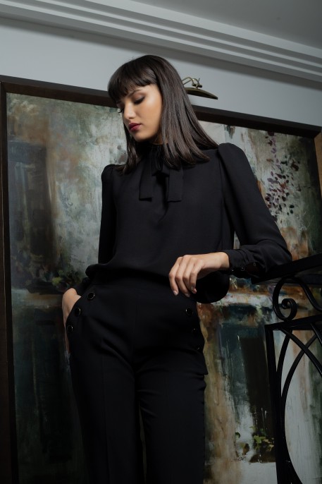 Blouse noire col lavallière