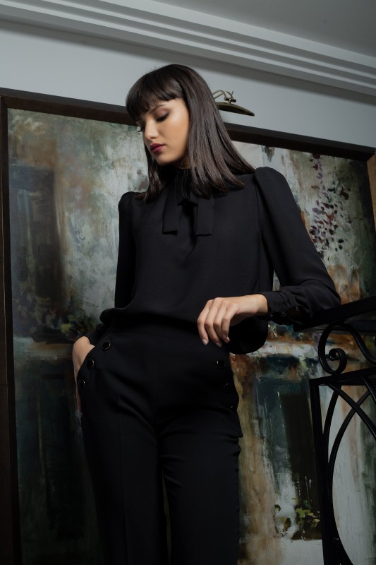 Blouse noire col lavallière