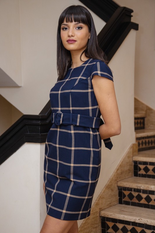 Détails de la robe à carreaux, une tenue élégante et polyvalente.