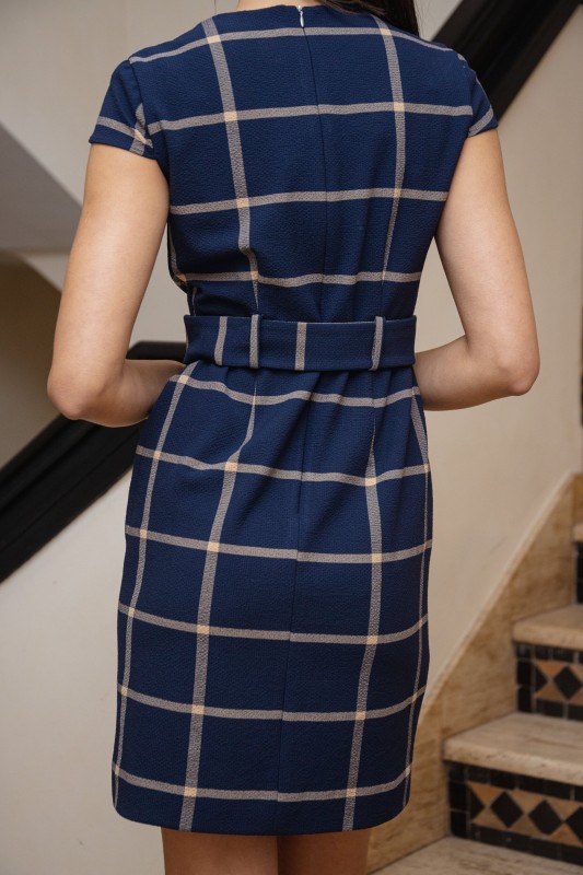 Détails de la robe à carreaux, une tenue élégante et polyvalente.