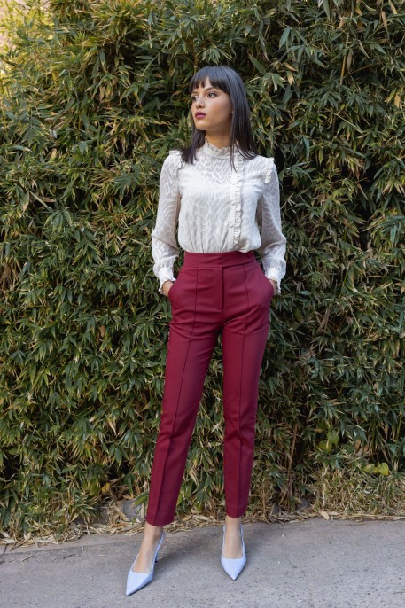 Pantalon grenat classique, l'élégance intemporelle.