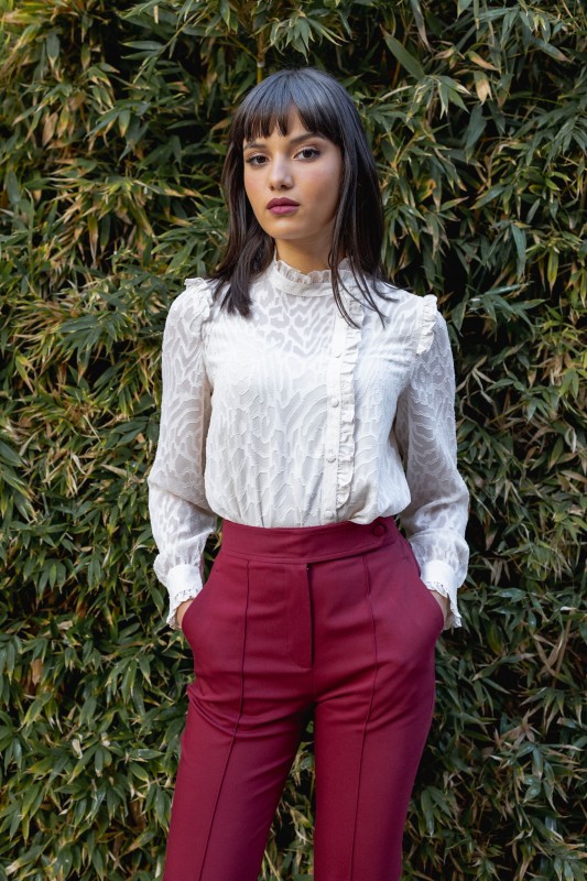 Pantalon grenat, une teinte riche pour une tenue sophistiquée.