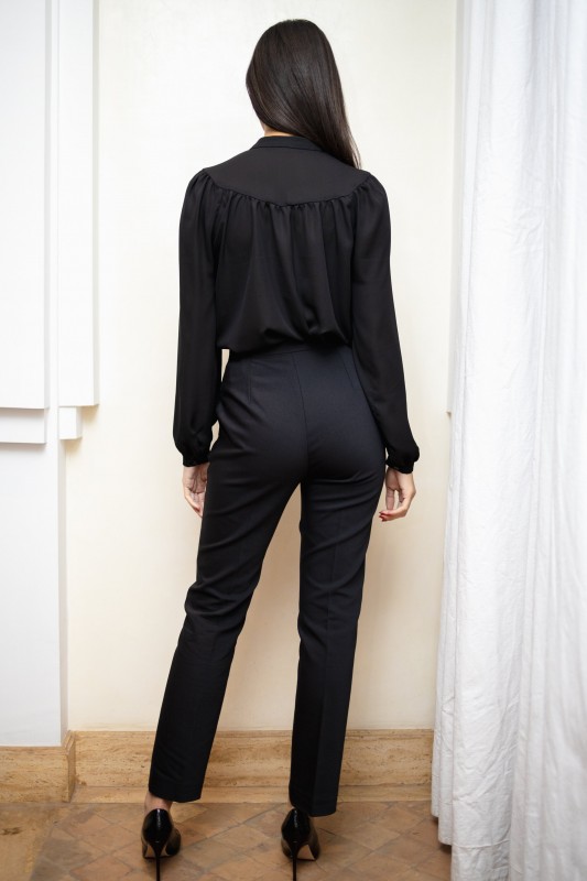 Pantalon en noir avec revêtement, pour un look original.