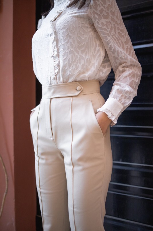 Un pantalon beige recouvert pour femmes, une tenue distinctive et élégante.