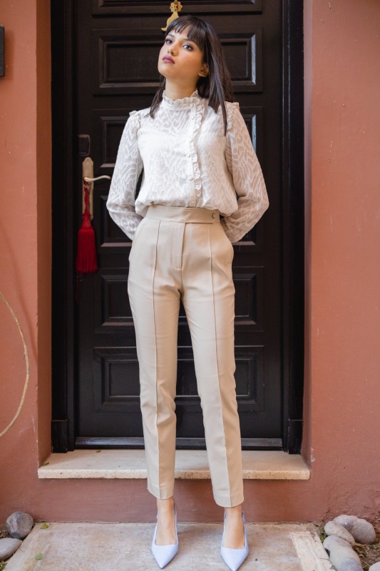 Détails du pantalon beige avec revêtement, une option sophistiquée pour dames.