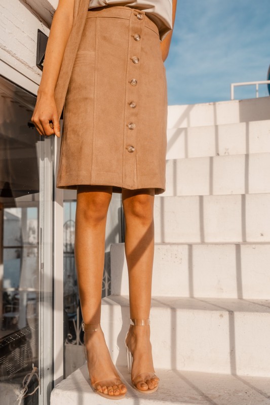 Détails de la jupe : Couleur marron-gris (taupe chaud) et design polyvalent.