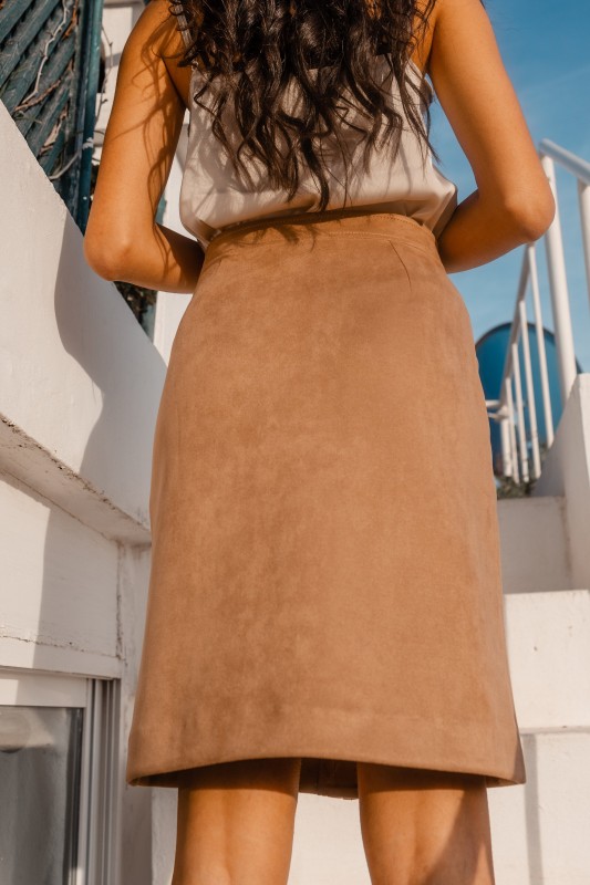 Jupe de couleur marron-gris (taupe chaud) pour femme : Un mélange subtil de tons naturels.