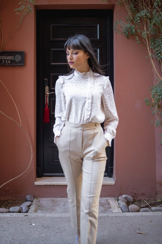 Blouse blanche exceptionnellement chic.