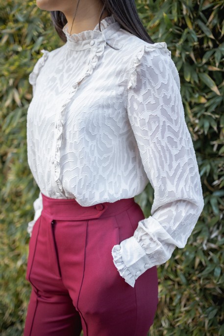 Blouse blanche très élégante au style sophistiqué.