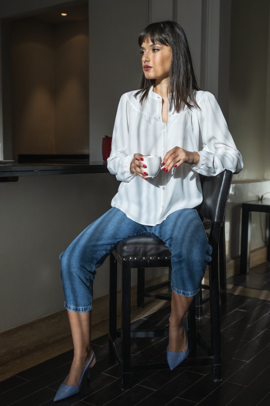 Blouse classique en blanche, parfaite pour toutes les occasions.