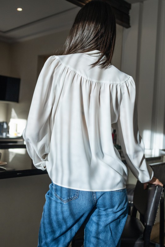 Blouse blanche intemporelle, idéale pour une tenue sophistiquée.