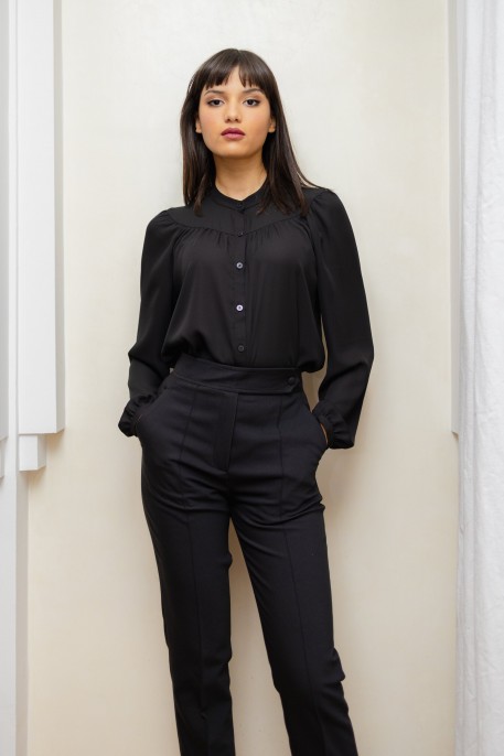 Blouse classique en noir, parfaite pour toutes les occasions.