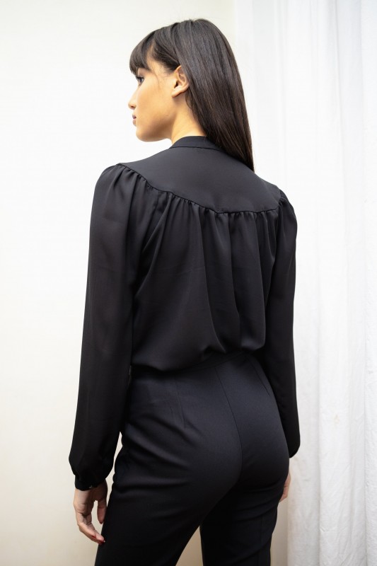 Détails de la blouse noire : manches longues