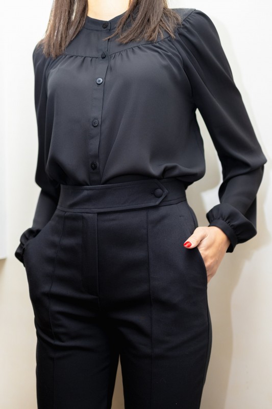 Détails de la blouse noire manches longues