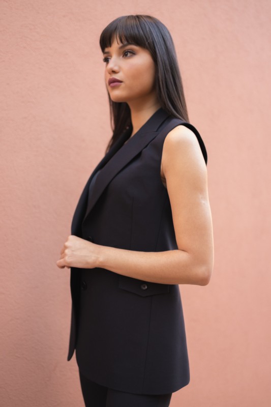 Gilet noir pour femme : Un classique intemporel.