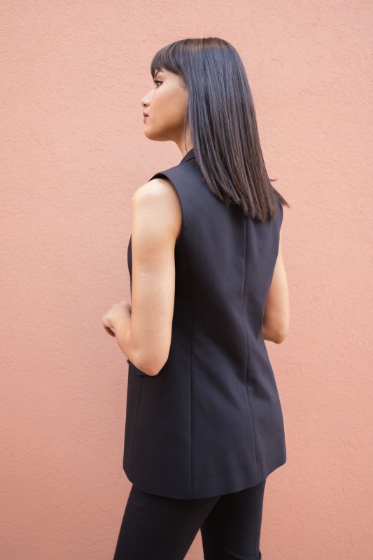 Gilet féminin dans une teinte de noir élégante.