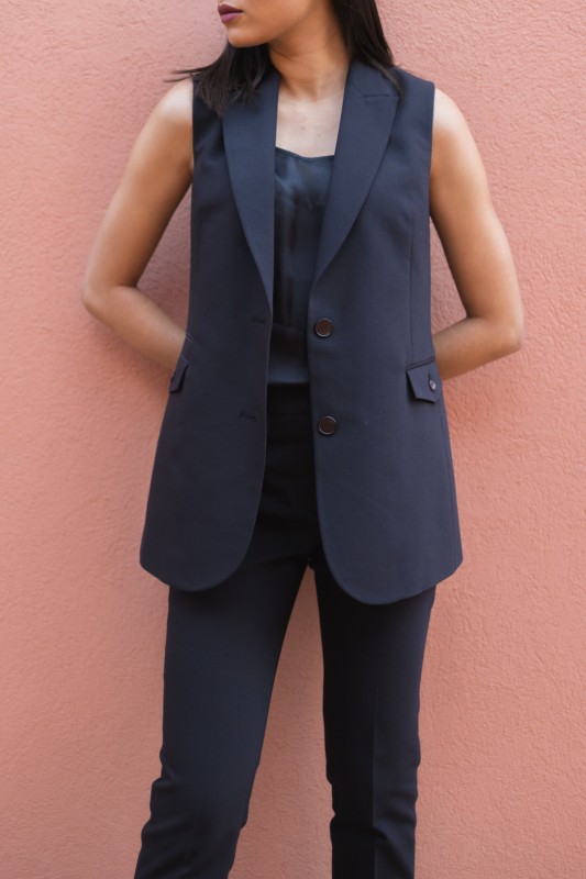 Gilet noir pour une tenue chic et polyvalente en toute occasion.