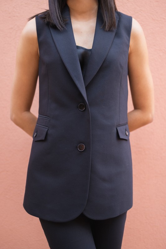 Détails du gilet : Couleur noire et design sobre.