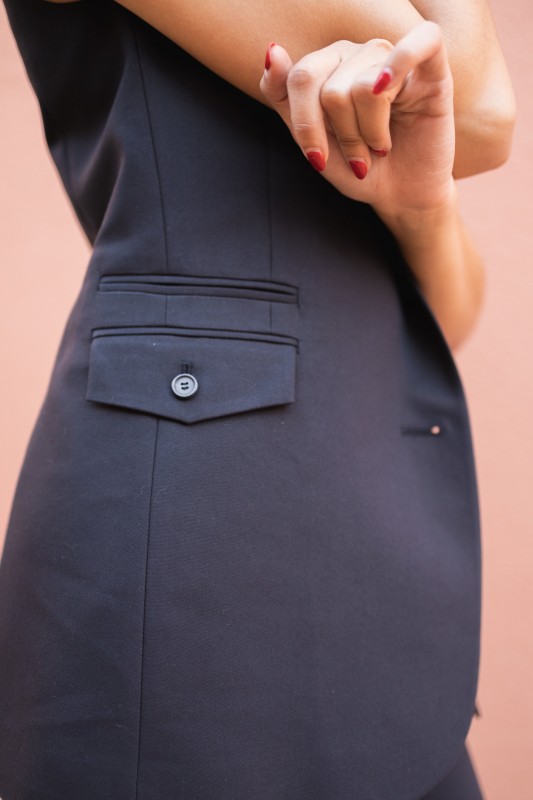 Détails du gilet : Couleur noire et design sobre.
