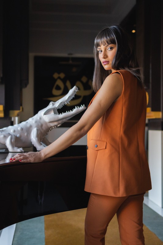 Gilet féminin dans une nuance d'orange dynamique.