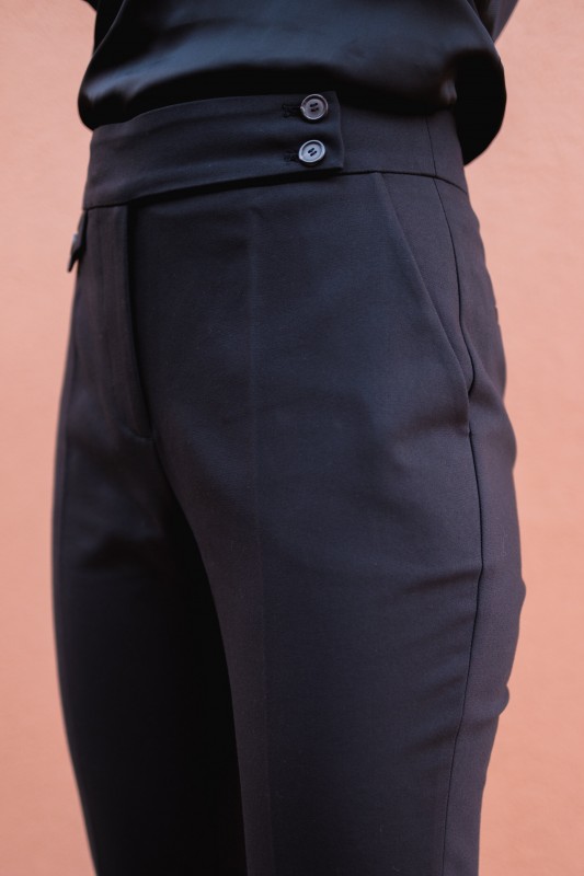 Détails du pantalon noir, une pièce polyvalente.