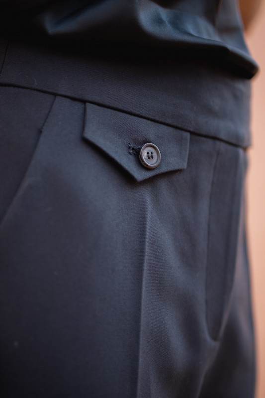Détails du pantalon noir, une pièce polyvalente.