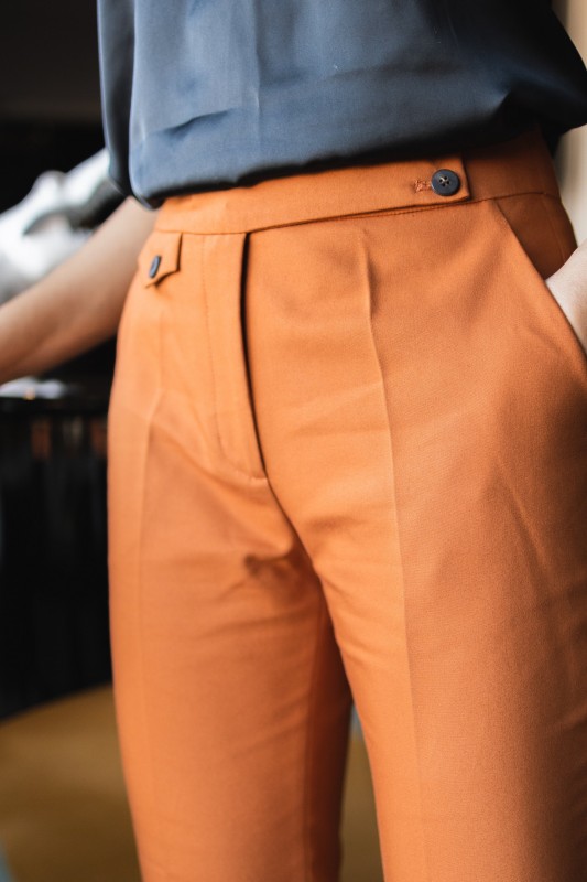 Détails du pantalon de couleur whisky, une option élégante.