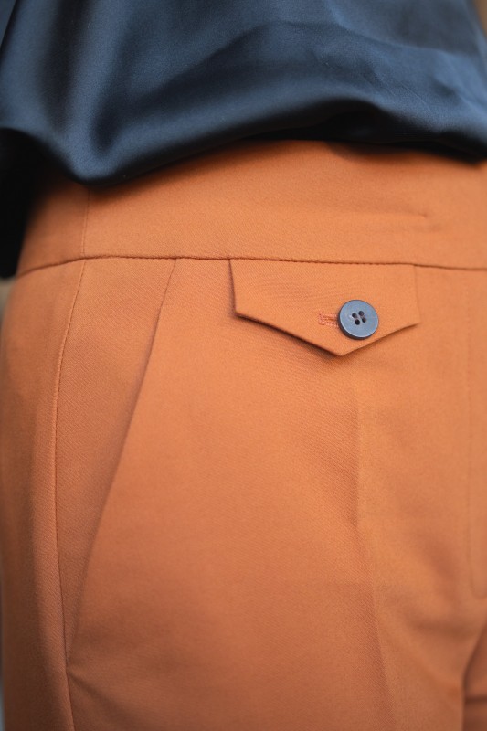 Pantalon en whisky, une teinte raffinée pour une tenue chic.