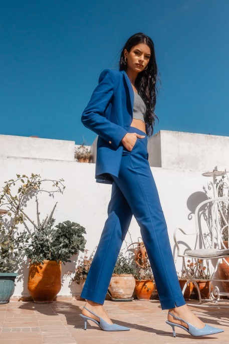 Pantalon classique bleu élégant.