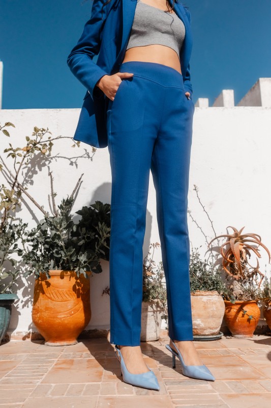 Pantalon bleu de style classique.
