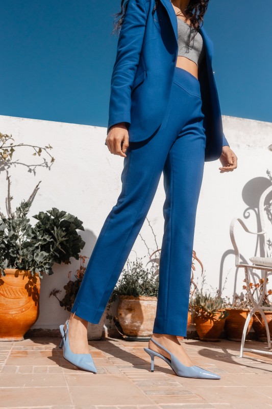 Un pantalon classique en bleu.