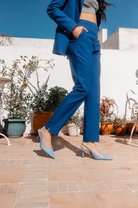 Détails en gros plan du pantalon classique bleu.