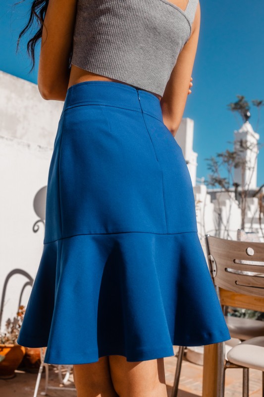 Jupe bleue stylée pour femme : Un choix de mode élégant.
