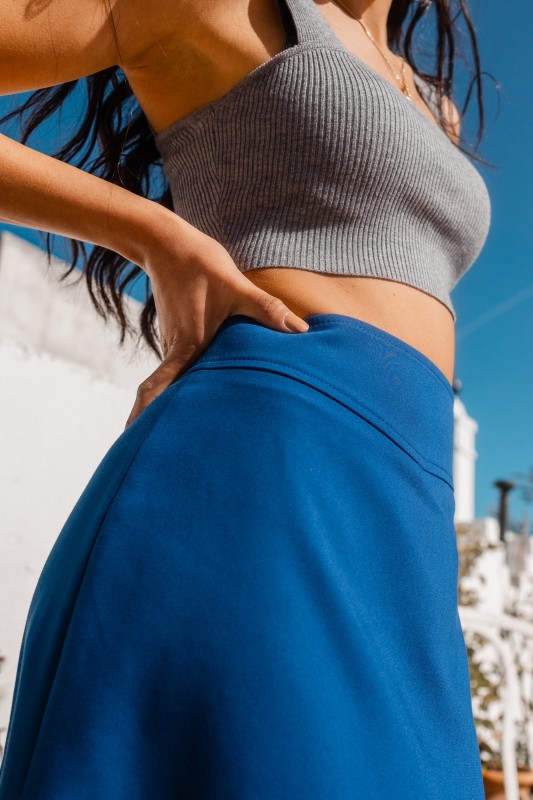 Jupe bleue stylée pour une tenue élégante et tendance en toute occasion.