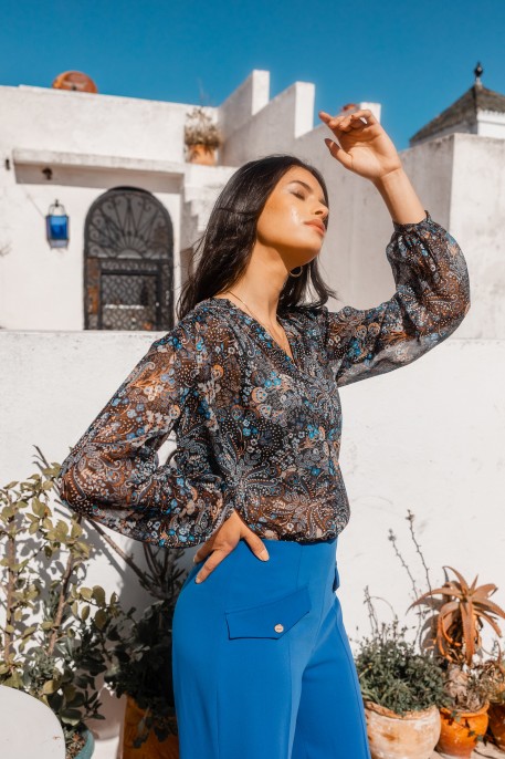 Blouse noire au style coloré pour une tenue moderne.