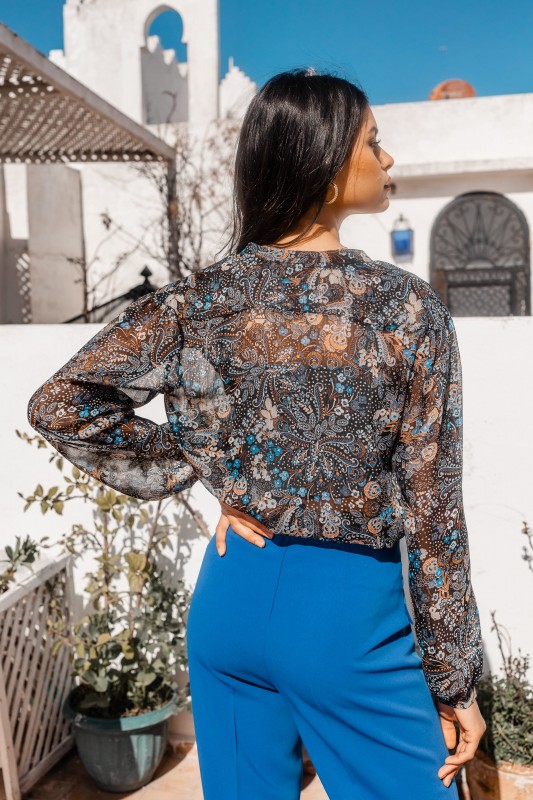 Blouse noire et stylée avec des accents de couleurs pour un look unique.