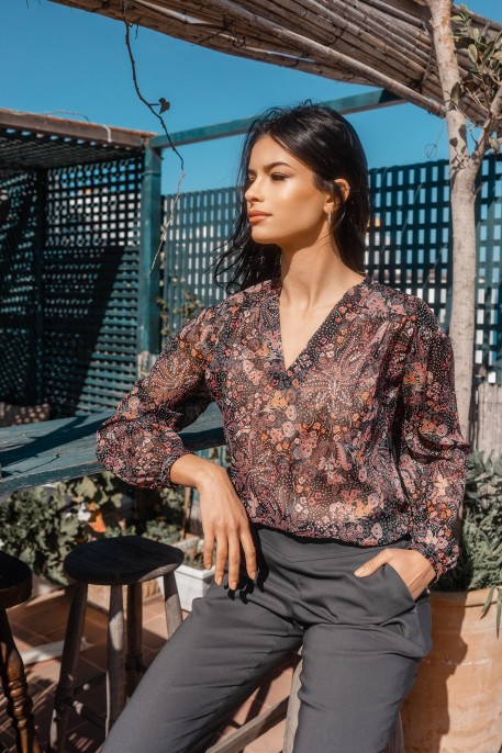 Blouse aux couleurs vives pour un look dynamique.
