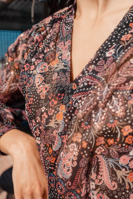 Détails de la blouse : Palette de couleurs éclatante.