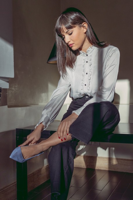 Blouse blanche pointillée avec du noir