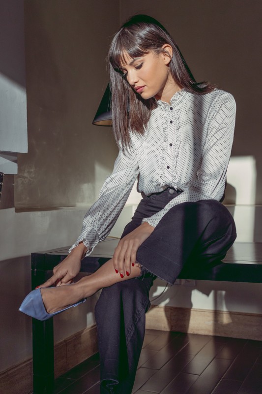 Blouse blanche pointillée avec du noir