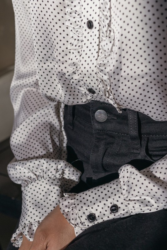 détails de la blouse blanche pointillée avec du noir