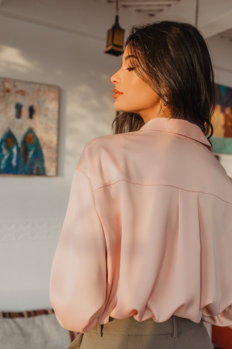 Chemise rose pâle pour femme : Une nuance douce et féminine.
