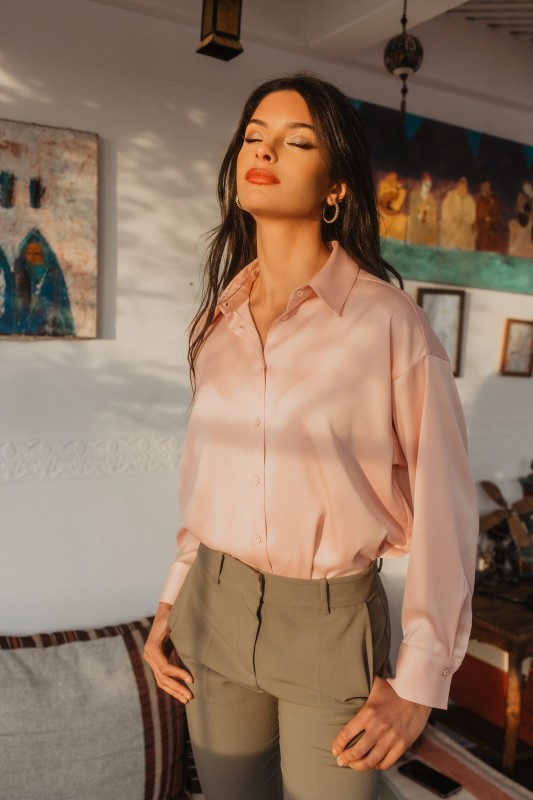 Chemise rose pâle pour une tenue légère et élégante.